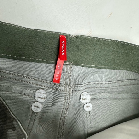 SPANX CAMO CARGO PANTS SIZE XL - Picture 2 of 11